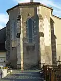 Les trois bas-reliefs encastrés dans le chevet.