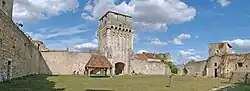 La courtine nord et la tour-porche.