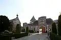 La cour intérieure du château et sa chapelle à gauche.