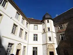 Façade de la cour fermée