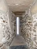La plongée oblique de l'embrasure suggère que cette meurtrière ne servait dans bien des cas qu'à découvrir les assaillants pratiquant l’échalade.