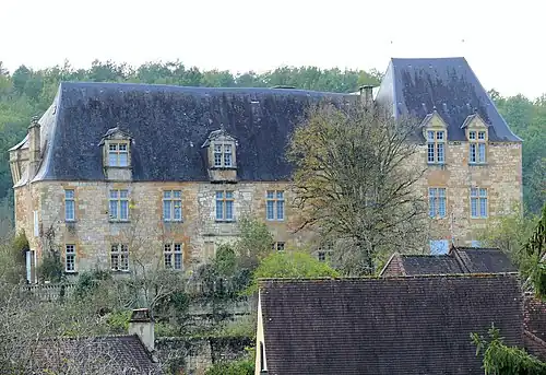 Le château de Berbiguières, côté entrée, face à l'église.