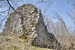 La tour carrée romane.