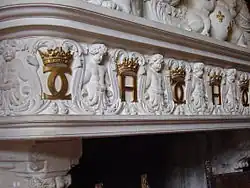 Manteau supérieur de la cheminée avec les initiales de Catherine de Médicis et Henri II.
