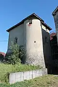 Bâti situé sur la droite.