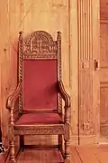 Fauteuil (inscription 1621), installé dans la chambre.