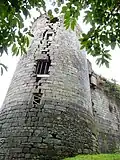 La tour Est, de 5 étages. On remarque l'alignement des fenêtres qui est à l’origine de la lézarde, d’après La Barre de Nanteuil.