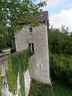 Pavillon d'entrée intégré dans les remparts médiévaux