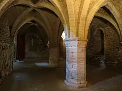Les croisées des voûtes sont encore marquées par le style gothique primitif (début du XIIIe&nbsp;siècle).