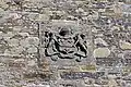 Blason sur la façade du manoir.