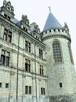 Aile est côté ville : façade reprenant les dispositions du château de Bonnivet et tour de la chapelle.