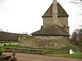 Le bâtiment adossé à la tour.