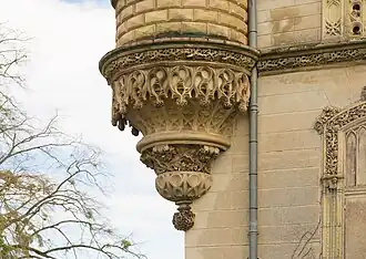 Échauguette « aux lézards ». Décor en terre cuite d'Auguste Virebent.