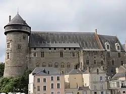 Le château de Laval et son donjon à hourd du XIIIe&nbsp;siècle, Maine.