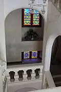 Château de Lusigny-sur-Ouche, les vitraux de l'escalier.