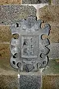 Les armes de Kermavan, coupé de Lesquelen et mi-parti de Goulaine, placées à l'origine en pendentif sur une clef de voûte dans la tourelle d'escalier.