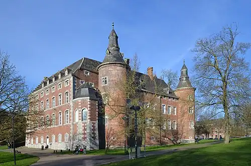 Château de Monceau-sur-Sambre datant des XVIIe et XVIIIe siècles.