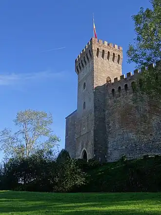 Vue sur un vieux château.