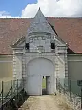 Porte des communs anciennement à pont-levis, aile est des communs