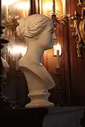 Photographie en couleur d'une sculpture d'une femme.