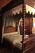 Photographie en couleur d'un lit ancien.