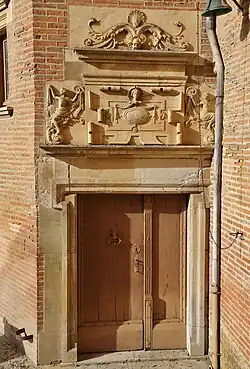 Porte du château de Pibrac (décor restitué en 1902).