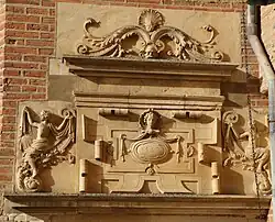 Décor restauré de la porte Renaissance de la tour.