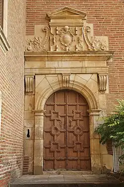 Porte du château de Pibrac (décor restitué en 1902).