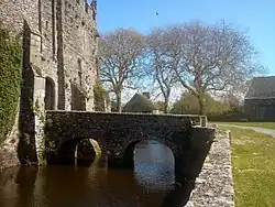 Les douves et le pont XVIIe&nbsp;siècle.