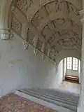 Un escalier intérieur.