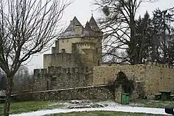 Vue côté Est en hiver (2010) ; une partie du mur d'enceinte est reconstruite.