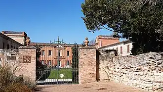 L’entrée du château de Razengues