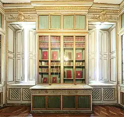 Bibliothèque époque Louis XVI, petit appartement de la reine, château de Versailles.