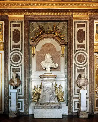 Château de Versailles, salon de Diane. Buste de Louis XIV du Bernin (1665) en marbre blanc, entouré de sculptures, piédestaux et lambris en différents marbres.