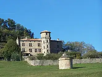 Pigeonnier devant le château de Versas(Ardèche)..