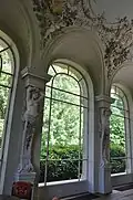 Relief dans la salle des fêtes.