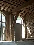 vue de l'intérieur de la remise aux voitures