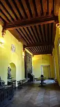 Un couloir au premier étage.