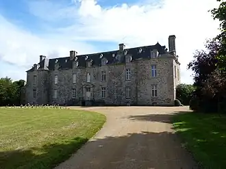 La façade du château.