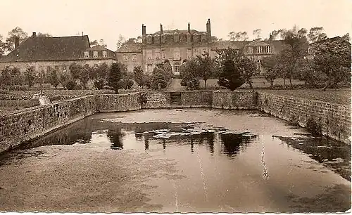 Le château de la Trésorerie.