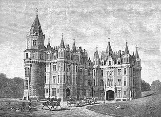 gravure représentant un imposant château avec tourelles et clochetons devant lequel circule une calèche à quatre chevaux suivie par deux cavaliers