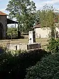 Fontaine dans la cour des communs.