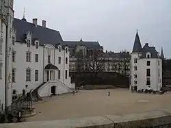 Photographie montrant l'espace vide entre le logis et la Conciergerie, vu depuis la courtine de Loire.