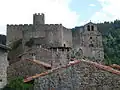 Sur la gauche le château de Chalencon, sur la droite la chapelle de Chalencon.
