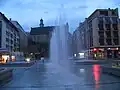 Le château vu depuis la promenade avec les jets d'eau.