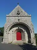 Châteauneuf-du-Faou : l'ossuaire près de la chapelle Notre-Dame-des-Portes