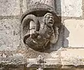 Sculpture sur la façade de l'église Saint-Martial.
