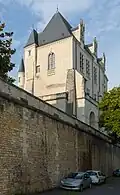 Le château vu depuis la rue du Château Raoul.