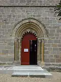 Le portail repeint sang-de-bœuf.