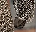 Détail d'une cotte de mailles annulaire du type 4 en 1 avec anneaux rivés en « grain d'orge ». Vers 1350.